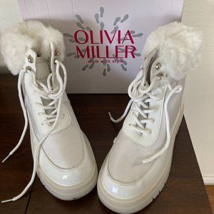 White/Cream faux fur trimmed boots - size 9